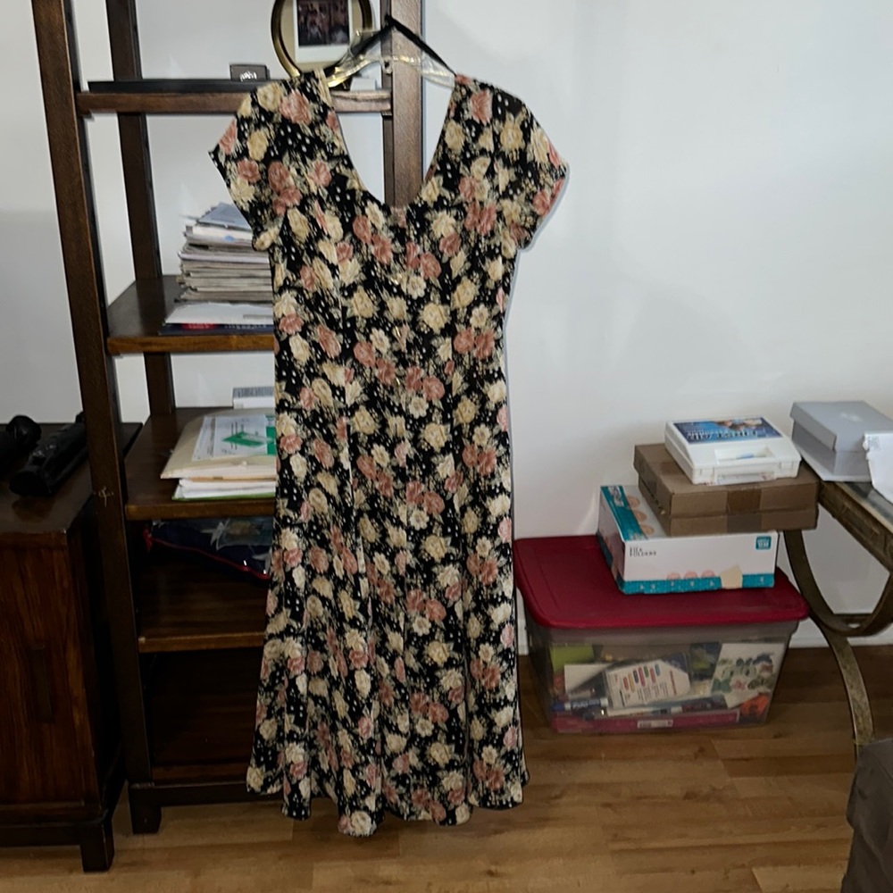 Vintage Express maxi buttoned front 100 percent polyester dress w/short sleeves.